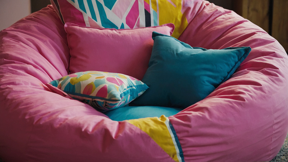 dekorasi ruang keluarga tanpa sofa