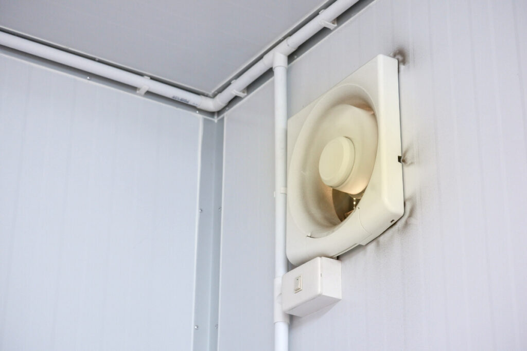 Apakah Exhaust Fan bisa Mendinginkan Ruangan
