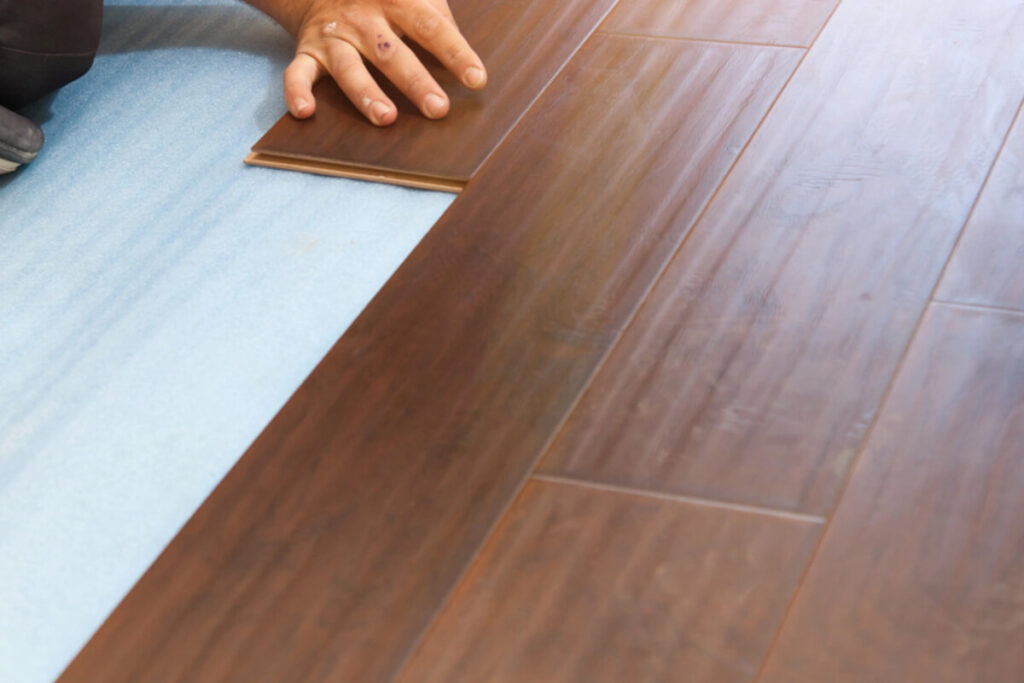Cara Pasang Parket Kayu di Atas Keramik Tanpa Bongkar