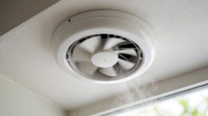 Exhaust fan putih bersih menarik uap air ke atas